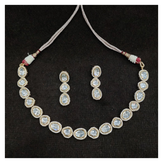 Vilandi Necklace Set