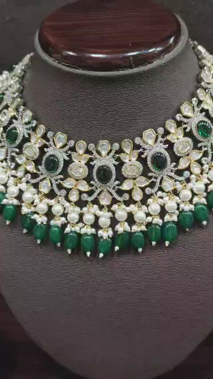 Vilandi Necklace Set