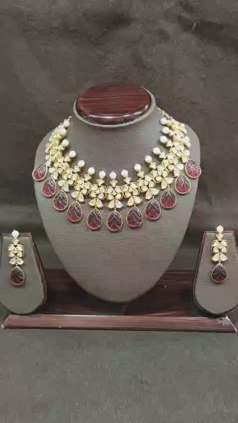 Vilandi Necklace Set