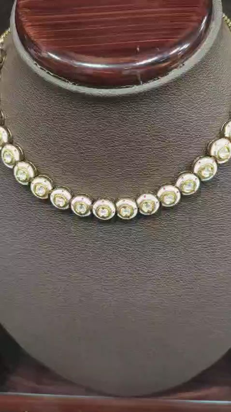 Vilandi Necklace Set