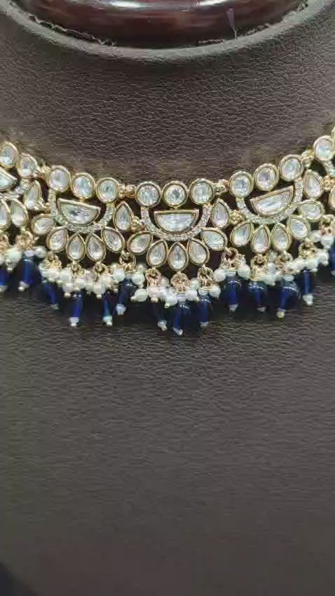 Vilandi Necklace Set